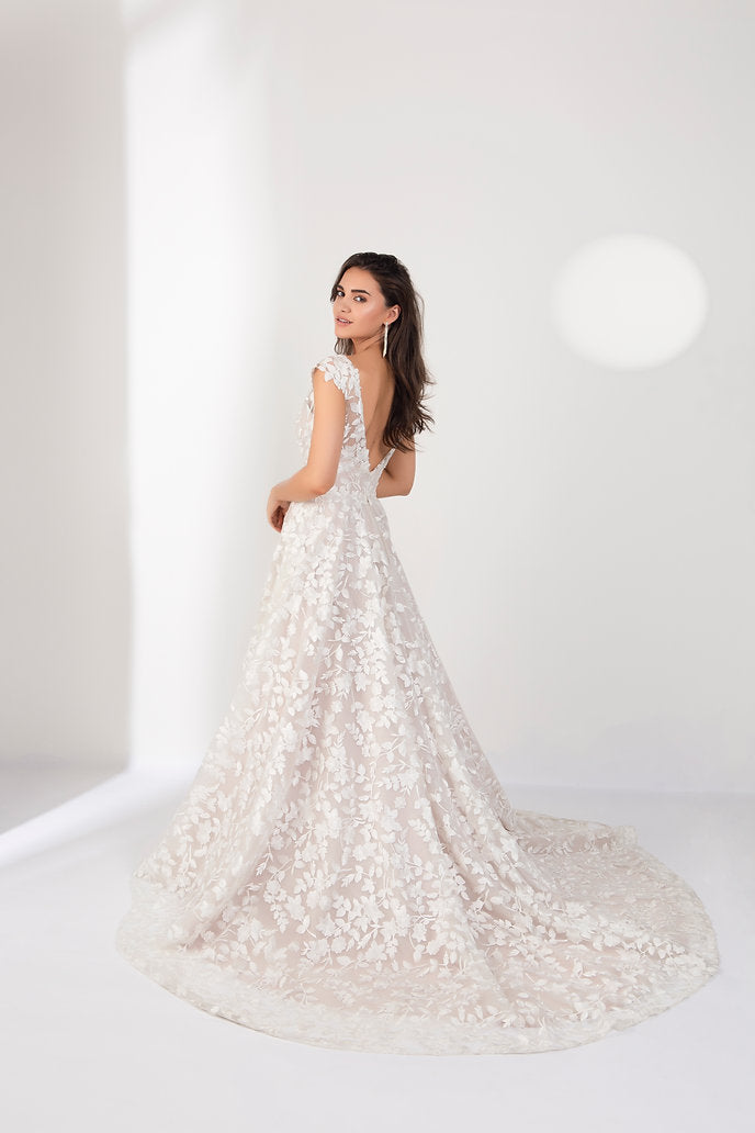 Wr-Clara – Classic Lace Bridal Gown with Flowing Train