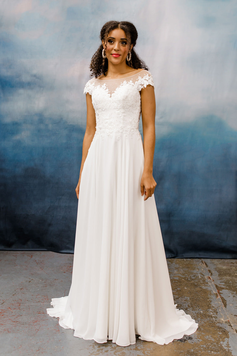 hn-Zoe Chiffon Wedding Dress with Lace Appliqué