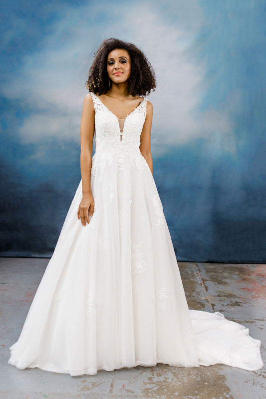 Hn-Valerie – Delicately Embellished Lace Tulle Gown