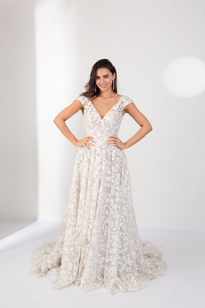 Wr-Clara – Classic Lace Bridal Gown with Flowing Train