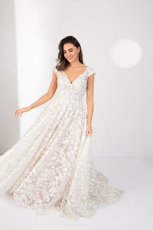 Wr-Clara – Classic Lace Bridal Gown with Flowing Train