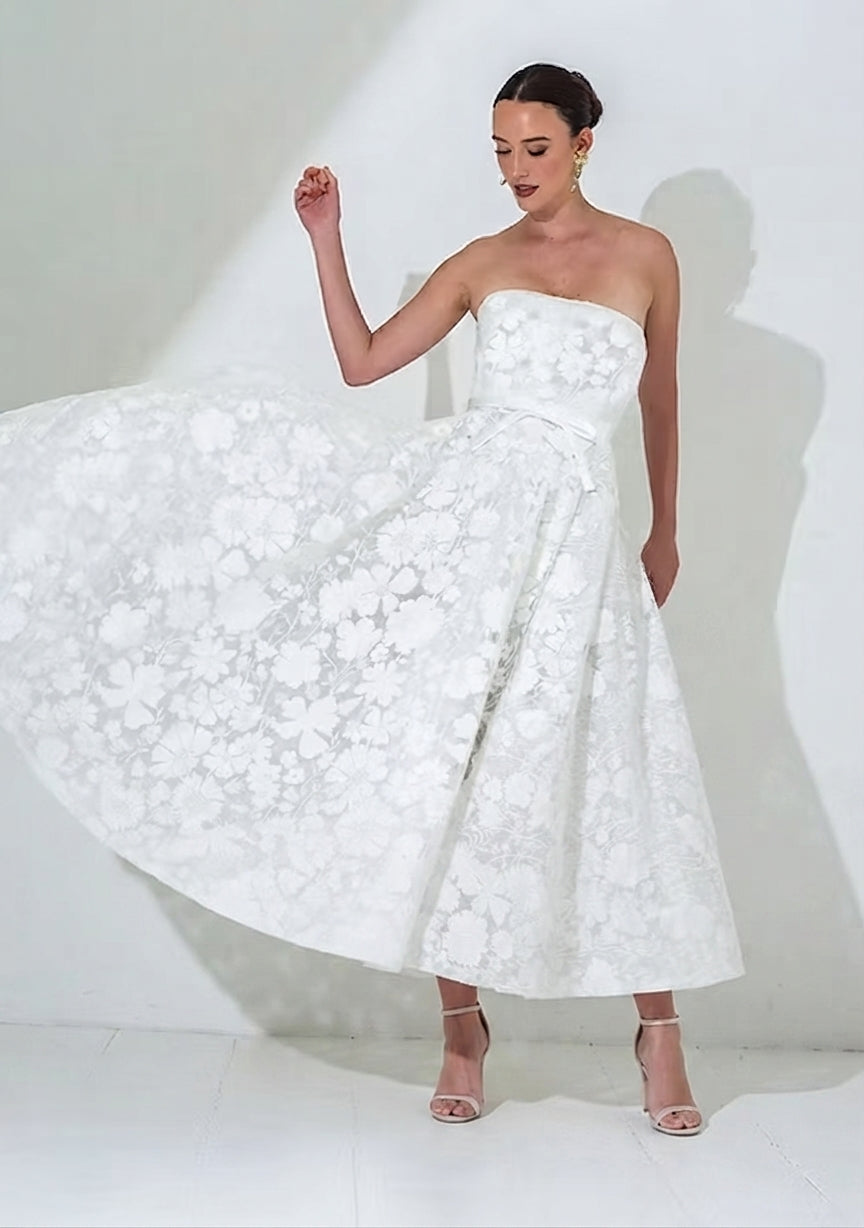 Freda Bennet Florian – Contemporary Lace Wedding Dress
