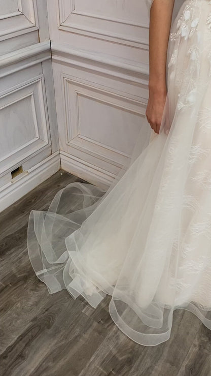 Bird Motif Chantilly Lace A-Line Wedding Gown AL-KATHY