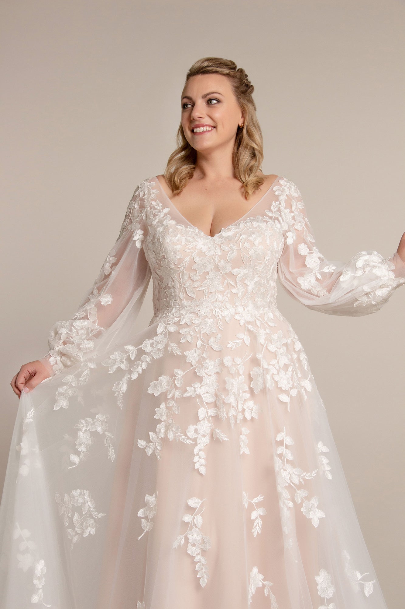 Pretty lace balloon sleeve wedding gown | mg-rebecca