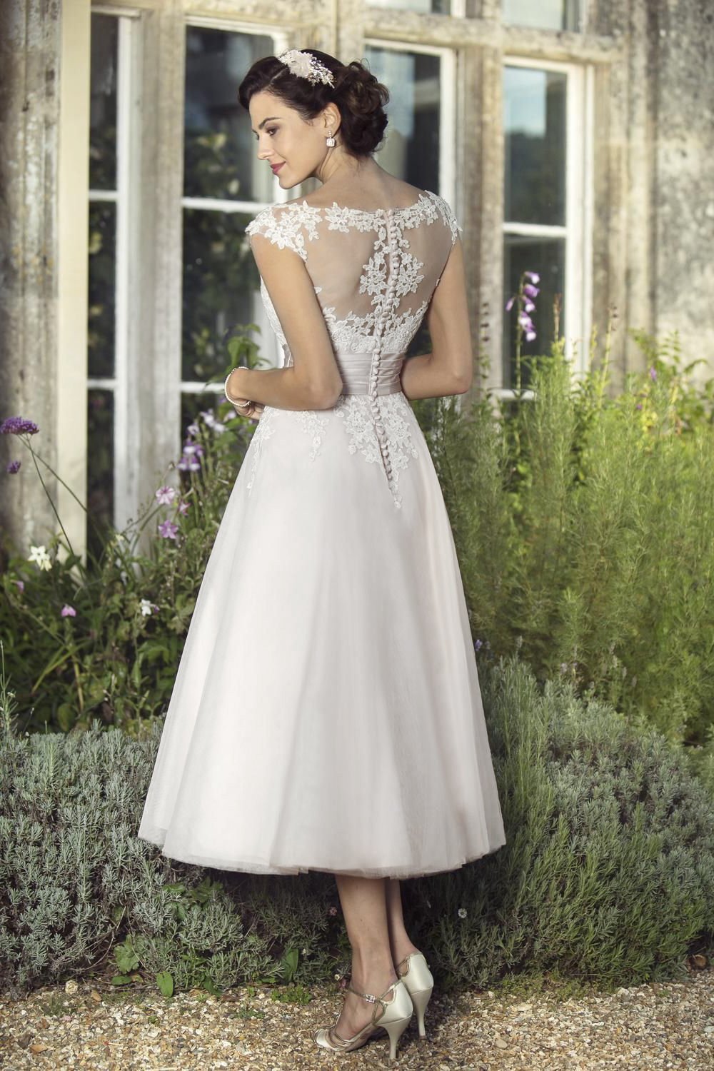 tb-kitty Wedding dress with full tulle skirt